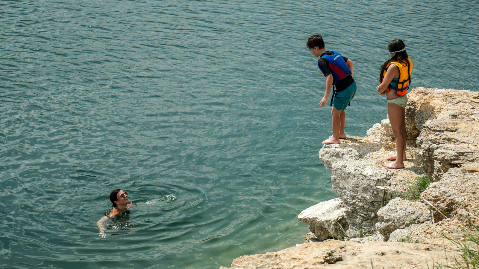 How to Keep Your Holiday Budget Happy & Enjoy the Holidays  Thumbnail